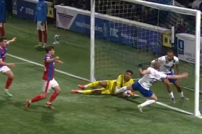 Pogledajte dva nemoguća promašaja praznog gola u dvije sekunde