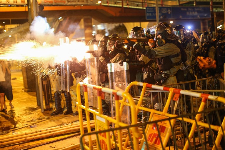 Veliki neredi u Hong Kongu, tisuće ljudi borilo se s policijom. Pogledajte slike
