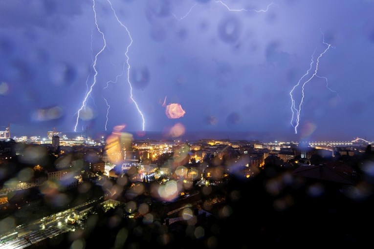 Stiglo novo nevrijeme. Prva na udaru Istra, 2500 munja, bujice i poplave
