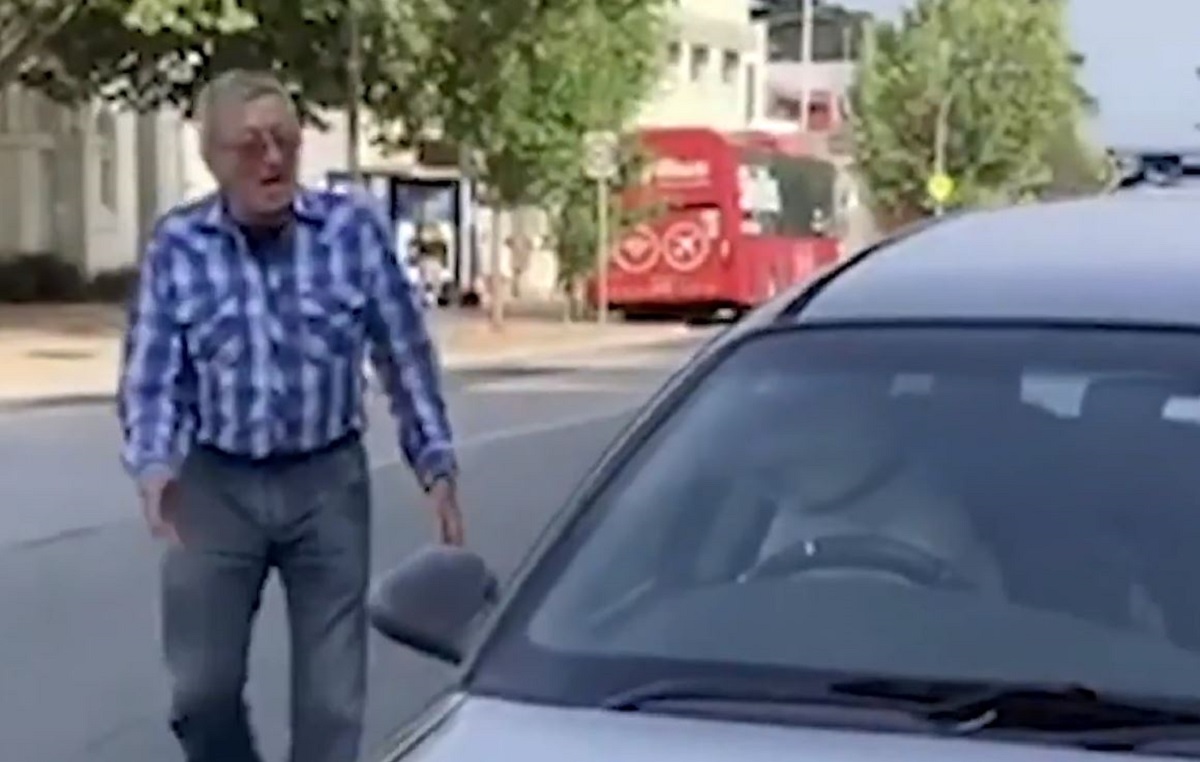 Mislio da mu netko trubi iz auta pa upalio kameru i snimio presmiješnu scenu