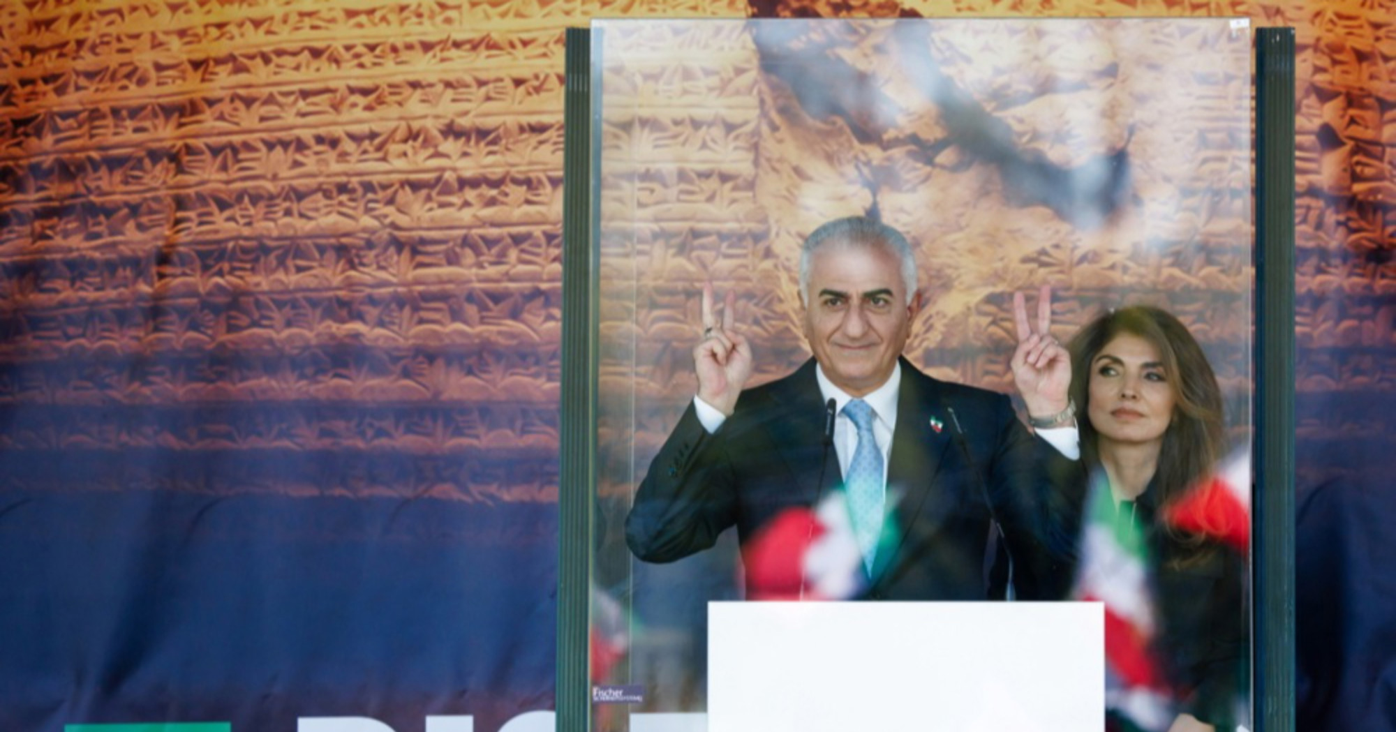 Nakon što su ga zalili pasatom, sin bivšeg iranskog šaha govorio iz staklene kutije