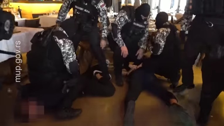 Nova snimka uhićenja braće Hofman. Specijalci upali u restoran, bacili ih na pod...