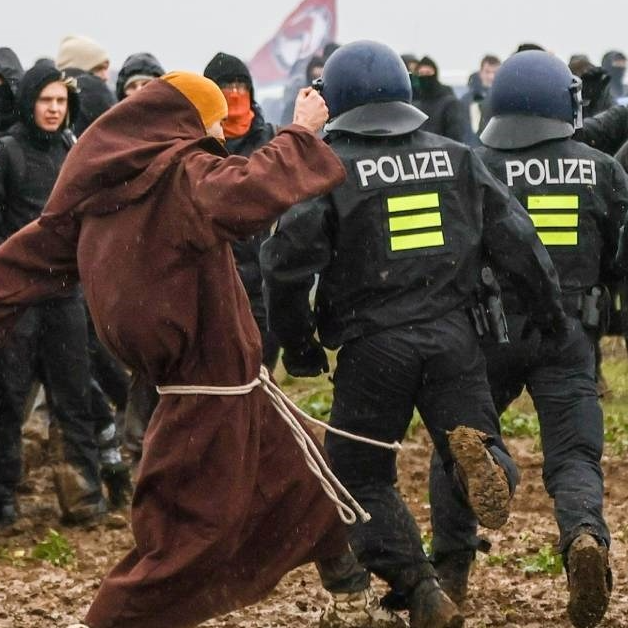 Njemačka interventna policija tjera aktiviste iz rudarskog sela. Tamo je i Greta