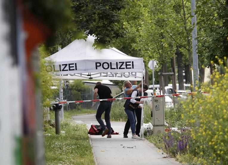 U Austriji bivšu partnericu izbo odvijačem pa nasmrt upucao