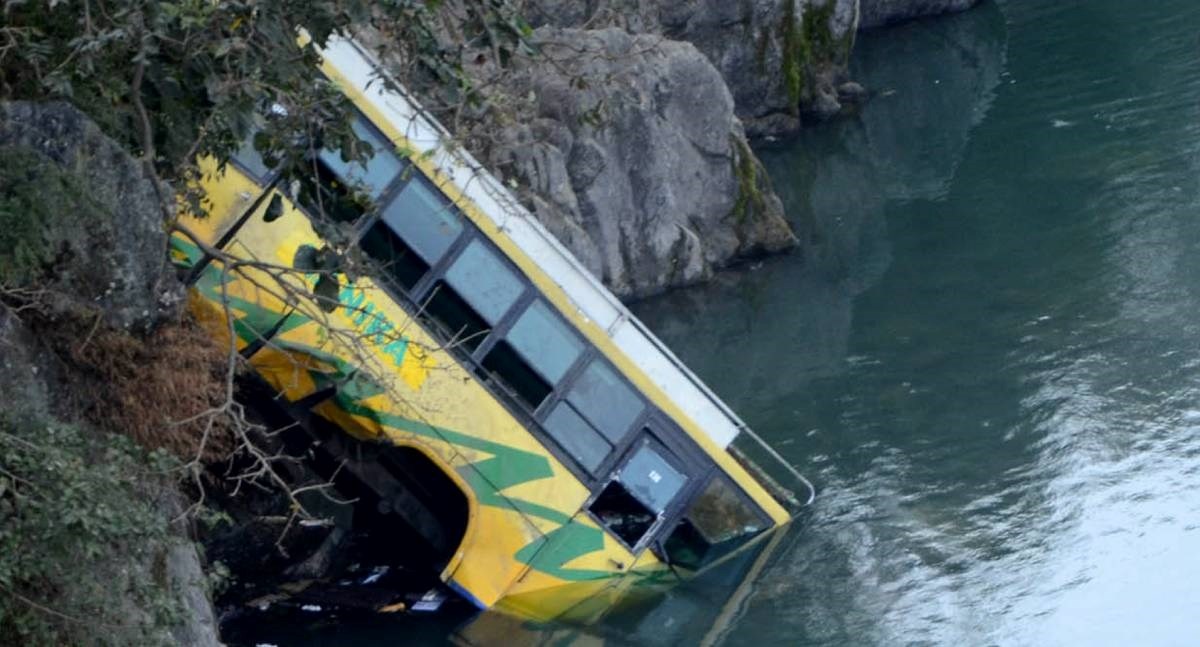 Autobus u Indiji vozio ljude na vjenčanje, pao u provaliju. Najmanje 25 mrtvih