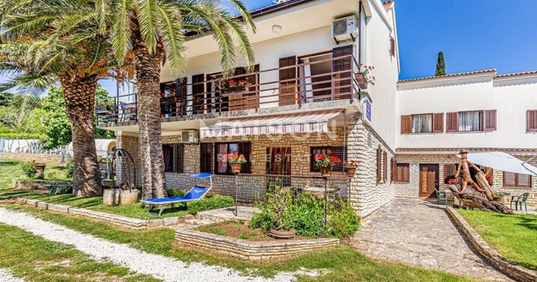 Nekretnina s tri apartmana u Premanturi - savršena prilika za 260.000 €