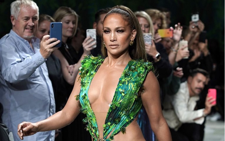 Jennifer Lopez zapalila pistu u Milanu u ikonskoj haljini s Grammyja 2000.
