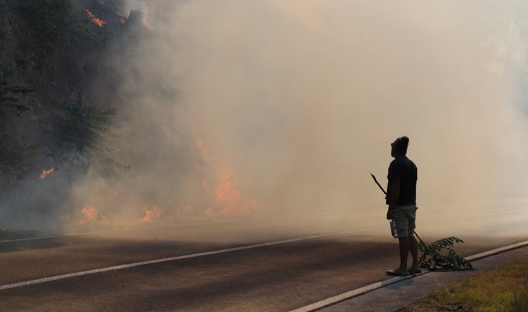 Turisti pobjegli, nema kuće koja nije stradala. Ljudi u mraku i strahu provode noć