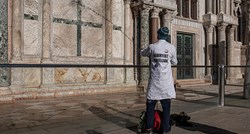 Aktivisti blatom i čokoladnim mlijekom zalili baziliku u Veneciji. Gradonačelnik ljut
