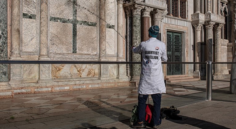Aktivisti blatom i čokoladnim mlijekom zalili baziliku Sv. Marka u Veneciji