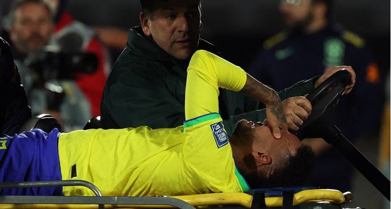 Teško ozlijeđeni Neymar u suzama iznesen s terena. Sezona mu je gotova