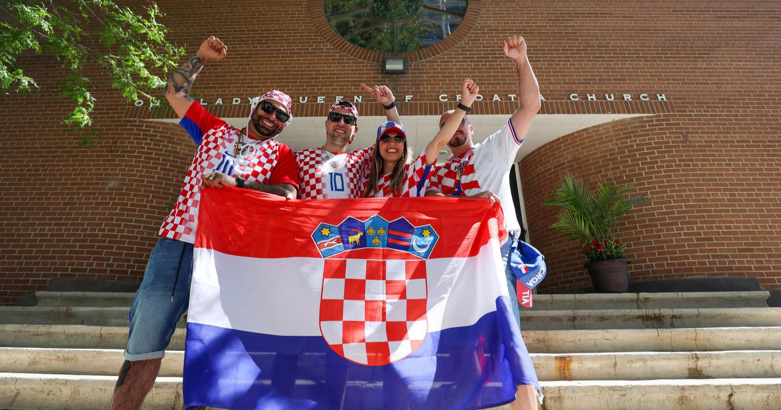 Hrvatski navijači pomolili se za dobar rezultat ispred crkve u Torontu