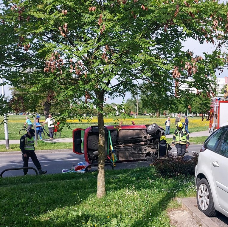 Auto se u Zagrebu prevrnuo na bok, vatrogasci na mjestu nesreće