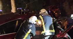 Vatrogasci izvlačili ljude iz smrskanog BMW-a u Osijeku. Vozač mrtav, četvero u KBC-u