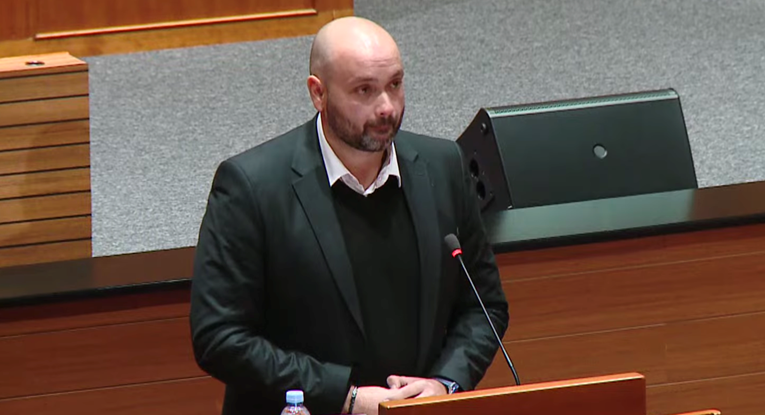 15.000 Hrvata umrlo čekajući inkluzivni dodatak. Zastupnik održao minutu šutnje