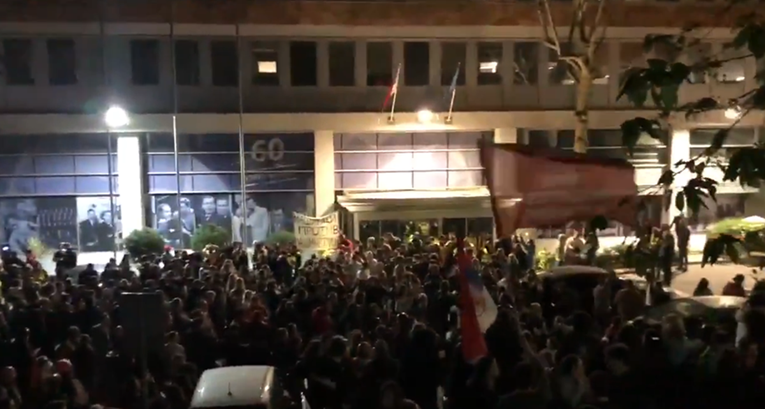 VIDEO Studenti u Beogradu blokirali zgradu RTS-a