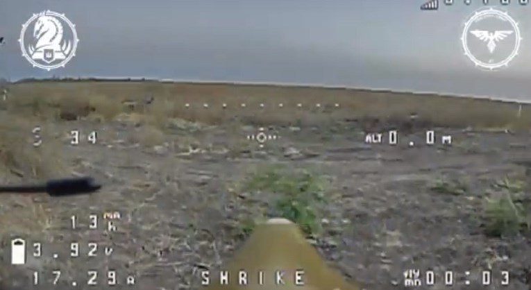 VIDEO Ukrajinski kamikaza dronovi napadaju usamljeni ruski tenk. Sve je snimljeno