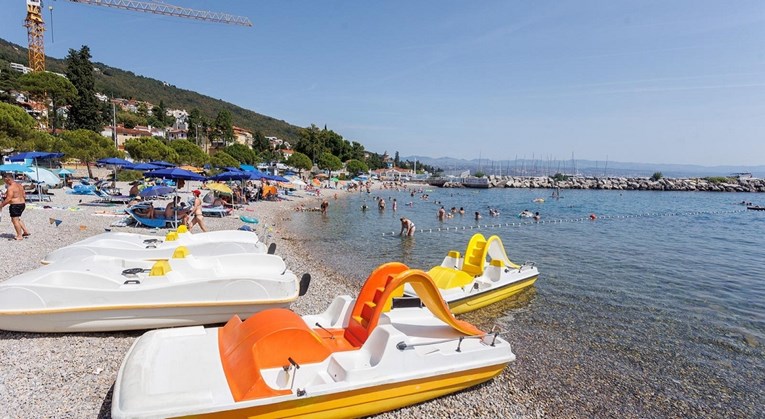 Na plažu Ičići postavljena ploča zabrane kupanja. Povećana razina bakterije E. coli