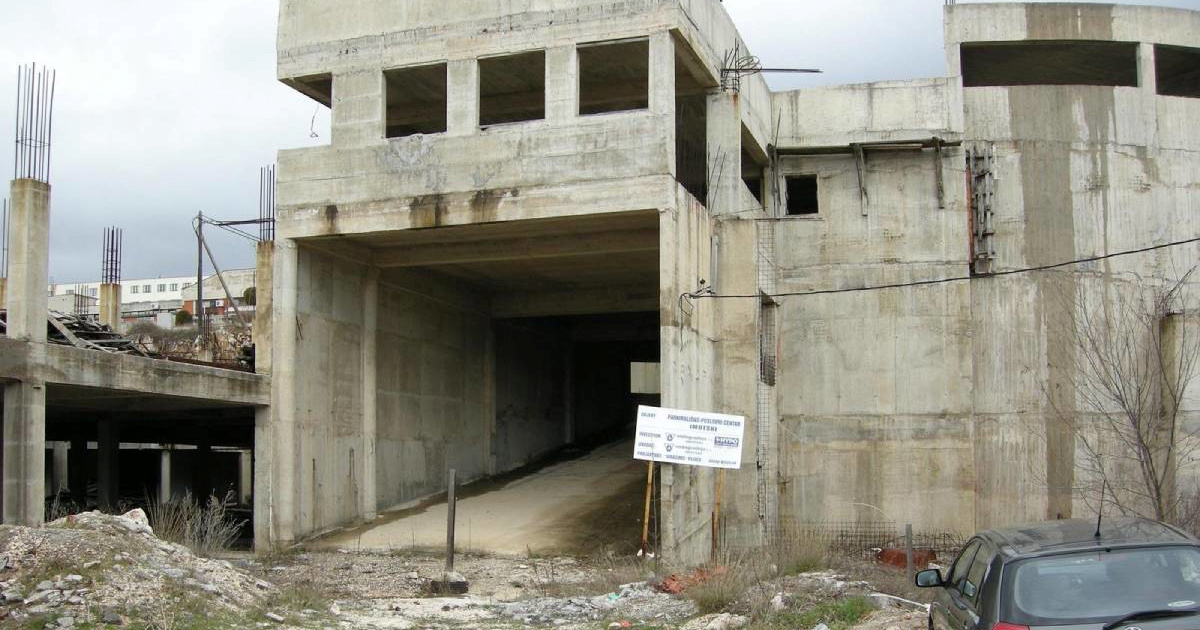 Dijete teško ozlijeđeno u padu u okno lifta u napuštenom objektu u Primoštenu