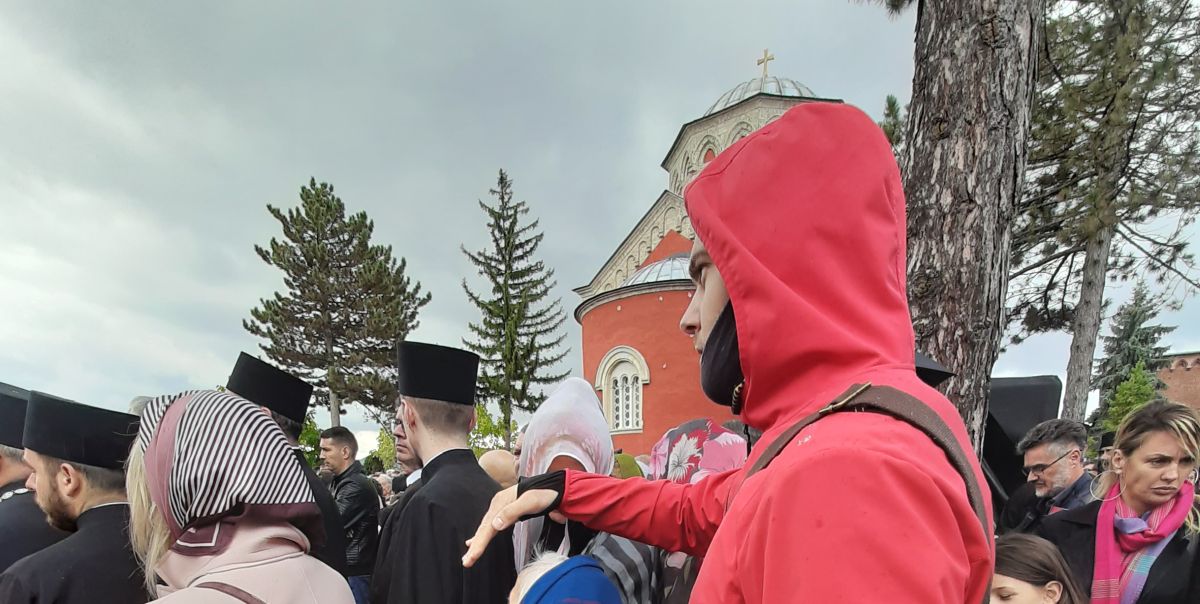 "Fotografija života": Ono što je dečko učinio za nepoznatu bakicu oduševilo Srbe