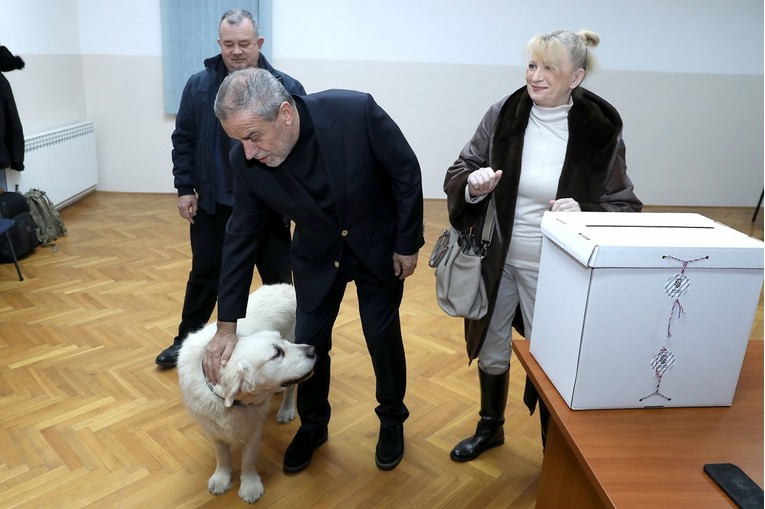 Bandić glasao već u 7 sati, došao sa ženom i psom: "Uvijek prvi"