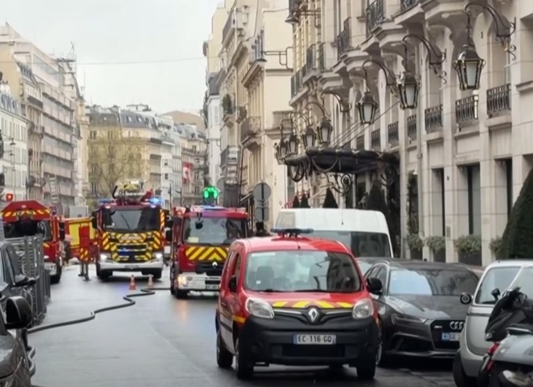 VIDEO Izbio požar u luksuznom hotelu u Parizu, stotine evakuirane