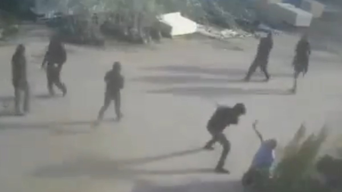 Maskirani izraelski doseljenici pretukli gluhog Palestinca (67), objavljena snimka