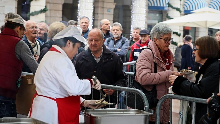 U Rijeci danas dijelili prženu ribu