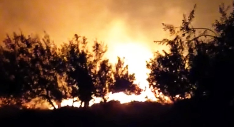 Buknuo novi požar kod Šibenika, na terenu 40 vatrogasaca. Nagorio krov kuće