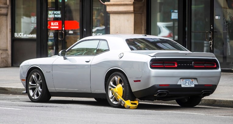 VIDEO Blokirali joj kotače zbog nepropisnog parkiranja, ali je dala po gasu