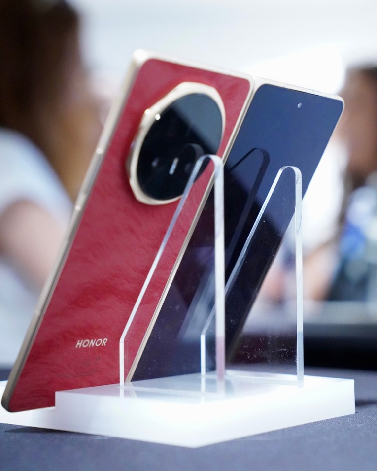Preklopni mobitel s baterijom od 6660 mAh sada je dostupan i kod nas