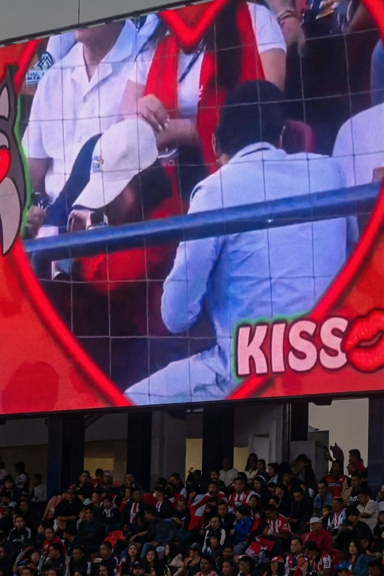 Novi preljubnički par uhvaćen na kiss camu na Valentinovo, njihova reakcija je hit