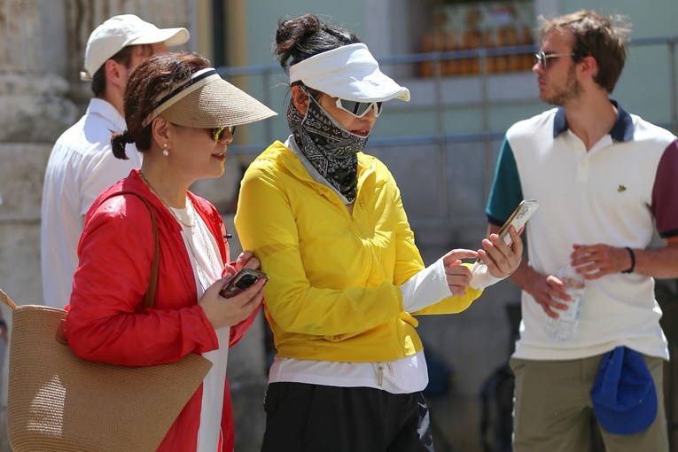 Turistkinje u Puli privukle pažnju odjevnim kombinacijama koje su nosile na 33°C