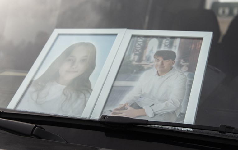 Putinova raketa ubila mladi par (15) na igralištu. Umrli su držeći se za ruke