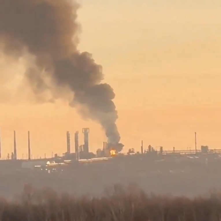 VIDEO Dronovi pogodili rafineriju u Rusiji, izbio veliki požar