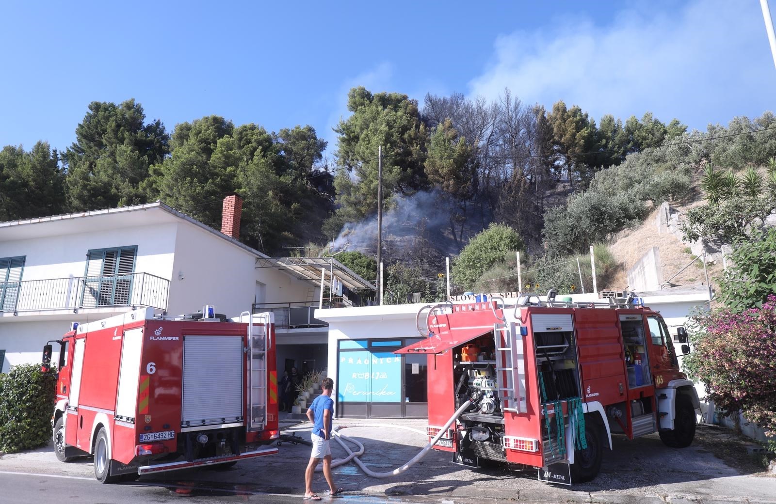 Požar u Podstrani ugašen, vatrogasci povremeno obilaze požarište