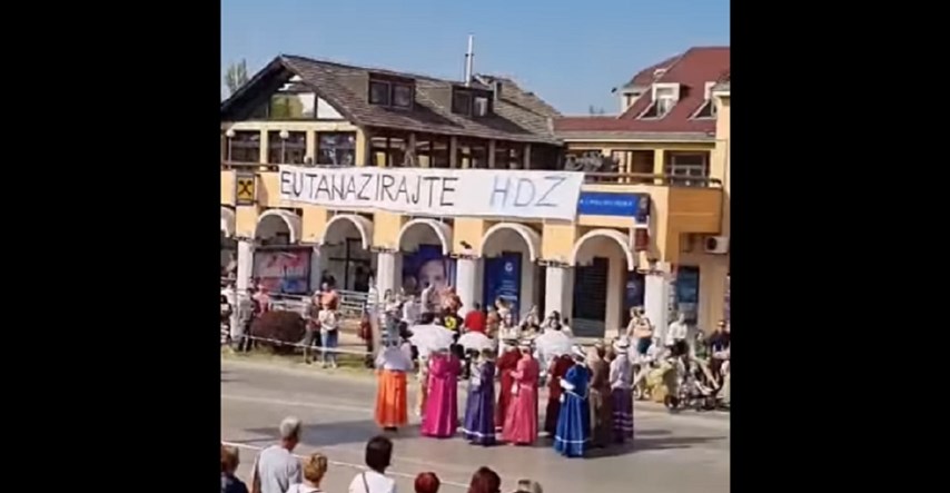 VIDEO Transparent na Vinkovačkim jesenima: "Eutanazirajte HDZ"