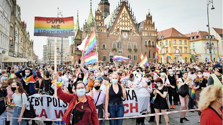 Poljska će zabraniti gejevima da usvajaju djecu čak i ako su samci