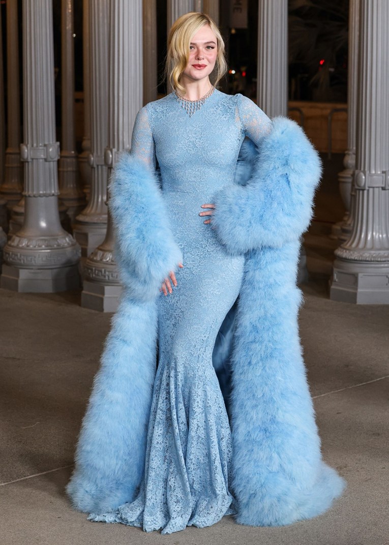 Elle Fanning oborila s nogu u elegantnoj čipkastoj haljini