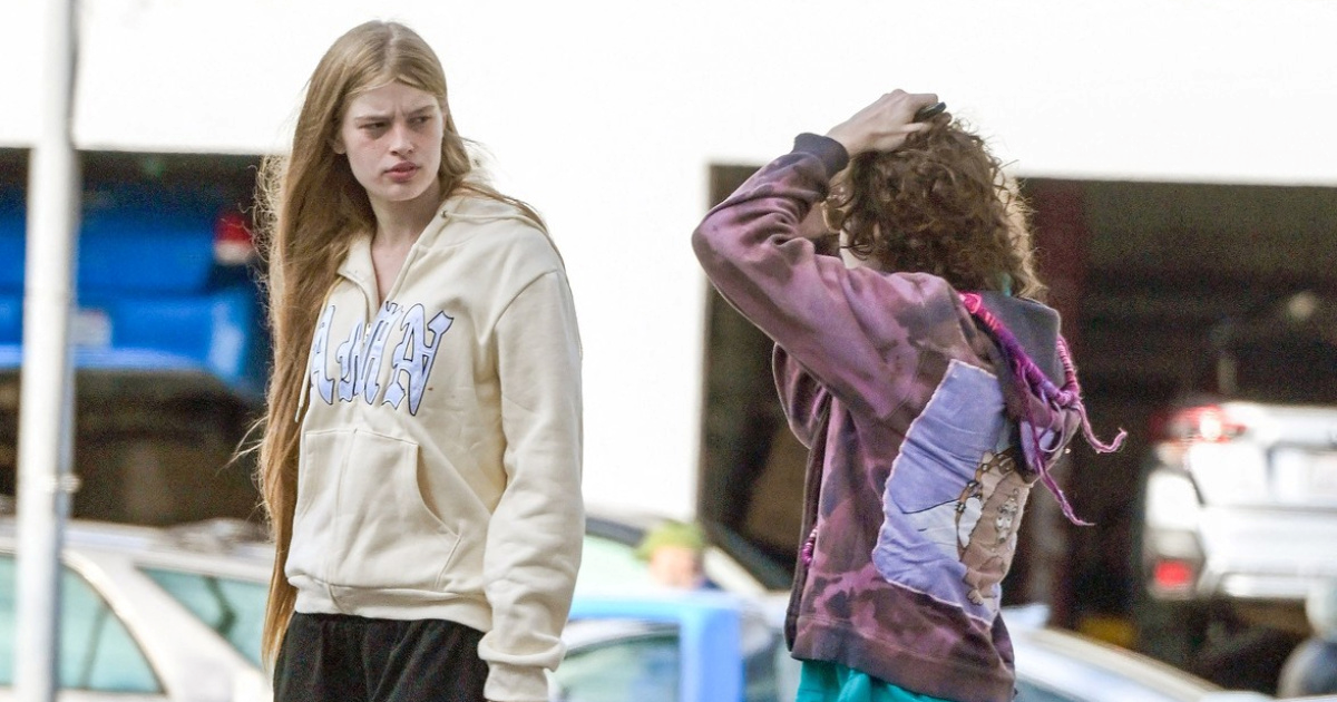 Muskova transrodna kći snimljena s prijateljem ispred prodavaonice marihuane