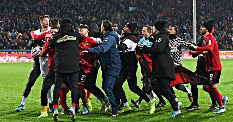 Kapetan Eintrachta koji je srušio protivničkog trenera žestoko je kažnjen