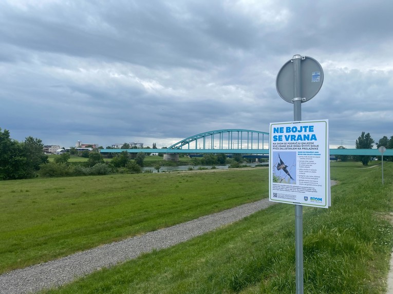 "Ne bojte se vrana": Na nasipu u Zagrebu postavljena ploča s uputama