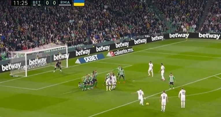 Benzema zabio gol iz slobodnjaka, a onda ga je VAR šokirao i poništio