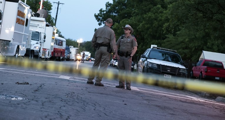 Izvješće: Policajci brzo stigli u teksašku školu, a čekali 1 sat da zaustave napadača