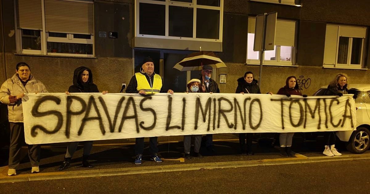 VIDEO Prosvjed pred Tomaševićevim stanom: "Spavaš li mirno, Tomica?"