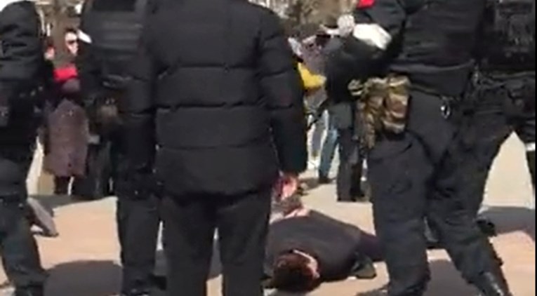 Širi se snimka prosvjeda u okupiranom gradu: "Rusi mlate i privode ljude"