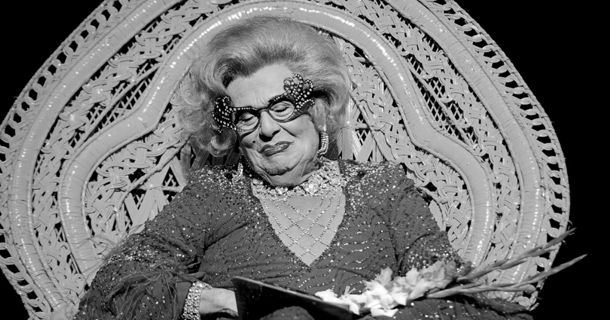 Umro je australski komičar Barry Humphries, najpoznatiji po liku Dame Edne Everage