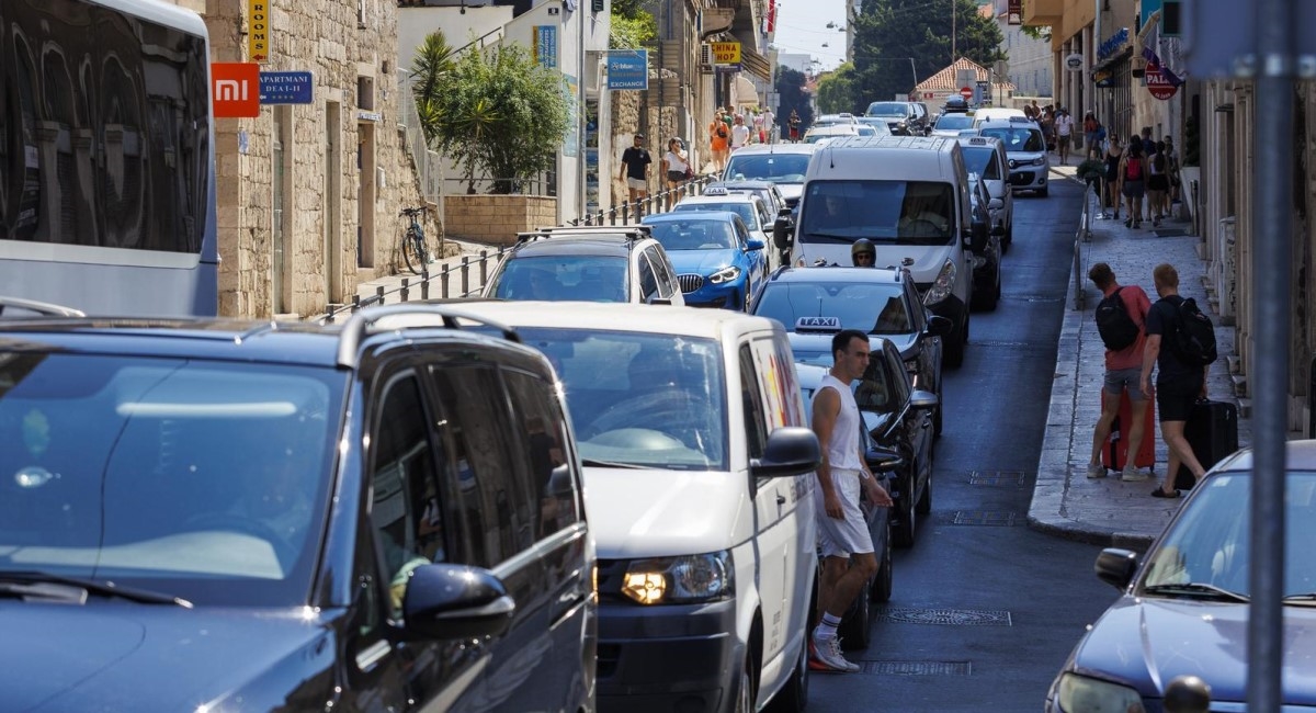 Vraća se dvosmjerni promet u zakrčene ulice kod trajektne luke u Splitu