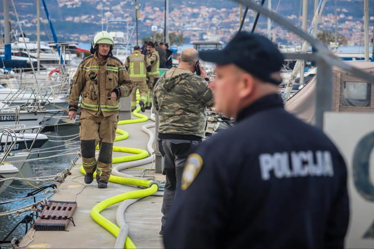 Veliki požar u Biogradu. Izgorjelo 8 brodica i dio hangara, sumnja se da je podmetnut