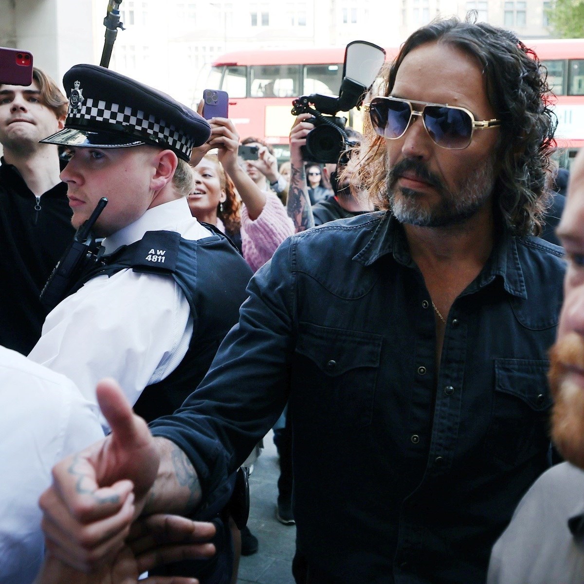 VIDEO Russell Brand pušten na uvjetnu: "Nisam radio ništa bez pristanka"